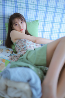 一面亲上边一面膜下边的肌肤之亲